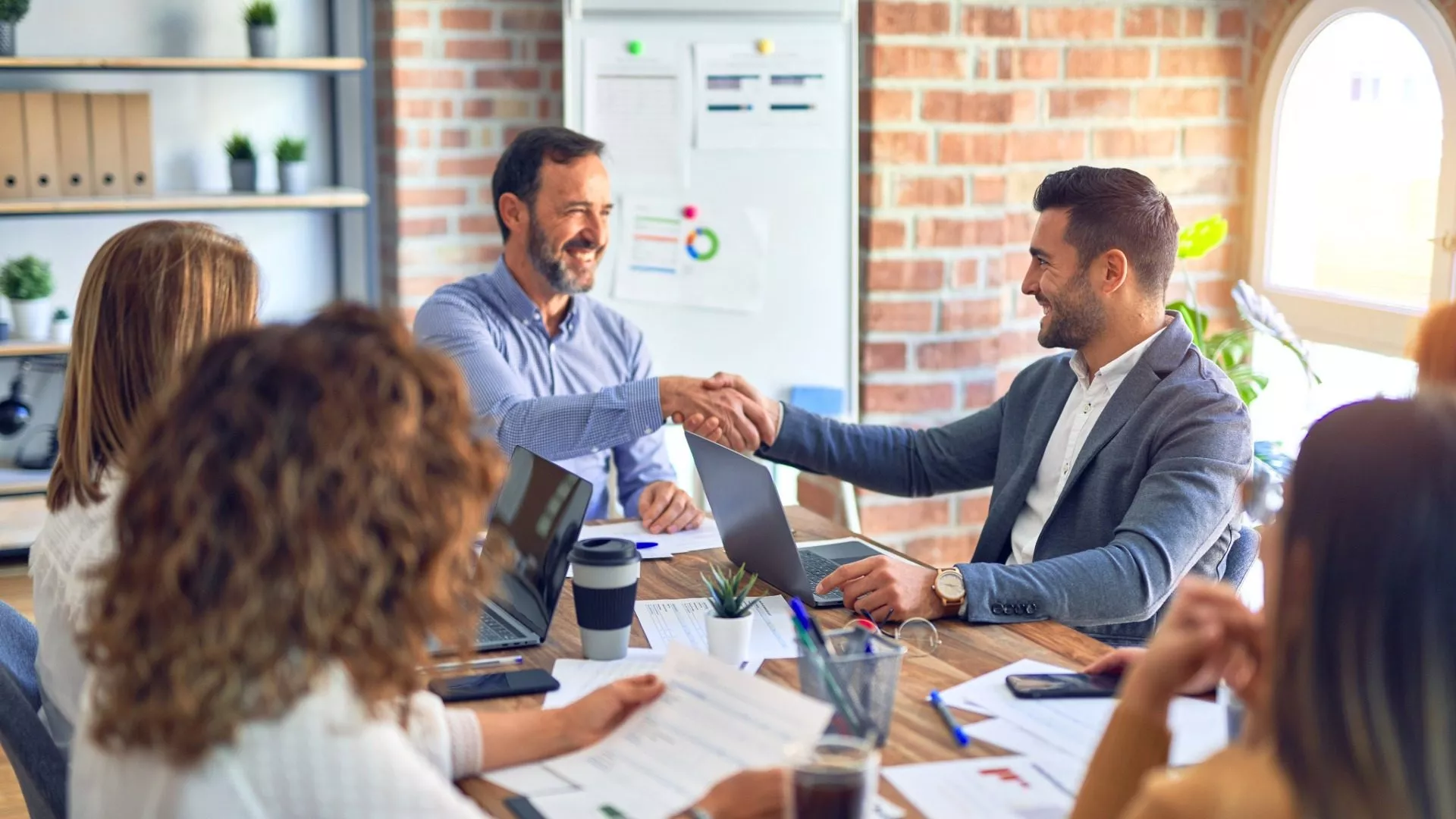 Business People bei einer KI-Potenzialanalyse