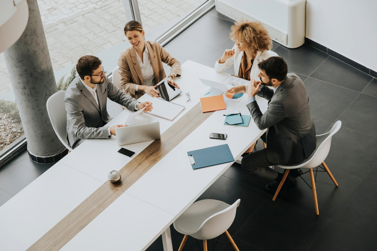 sich unterhaltende Menschen als Symbol für einen Workshop zum Thema "KI-experten vor Ort"