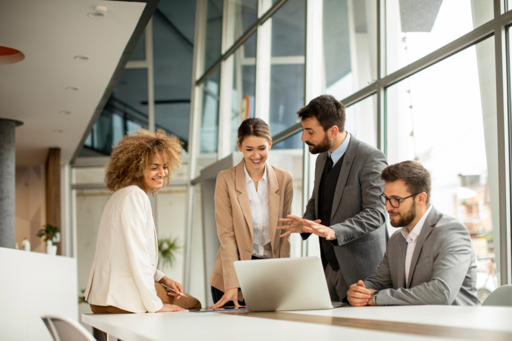 sich unterhaltende Menschen als Symbol für einen Workshop zum Thema "KI-experten vor Ort"