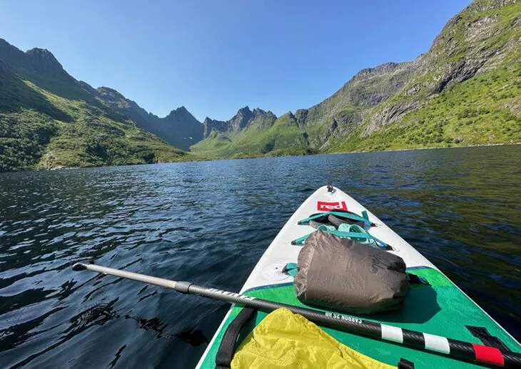 Maxi beim Wandern in Skandinavien