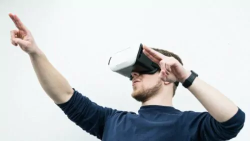 mindsquare nutzt App mit VR-Brille