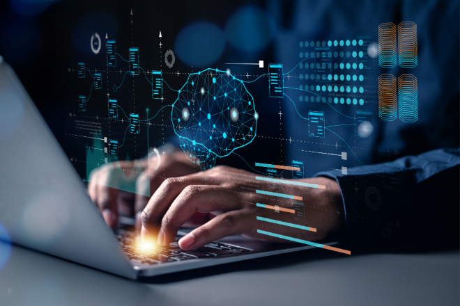 Laptop mit Daten und Gehirn als Symbol für KI-Stammdaten-Assistent