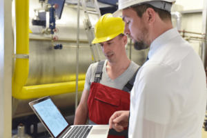 Männer beraten sich über Produktionsdaten